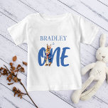 Camiseta Para Bebê Foto da festa de aniversário de inverno do Coelho<br><div class="desc">Peter Cobit Winter temed festa de aniversário personalizada t-shirt,  um coelhinho fofo numa jaqueta azul e uma festa de aniversário vermelha do cachecol,  protetor fotográfico</div>