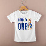 Camiseta Para Bebê Foto da festa de aniversário de inverno do Coelho<br><div class="desc">Peter Cobit Winter temed festa de aniversário personalizada t-shirt,  um coelhinho fofo numa jaqueta azul e uma festa de aniversário vermelha do cachecol,  protetor fotográfico</div>