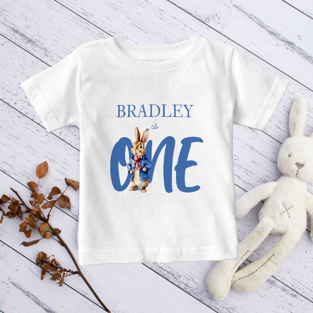 Camiseta Para Bebê Foto da festa de aniversário de inverno do Coelho  (Peter Rabbit birthday party personalized name t-shirt cute bunny first birthday photo props)