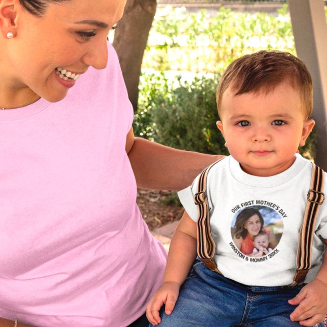Camiseta Para Bebê Foto personalizada da nossa primeira Mamãe de Dia  (Criador carregado)
