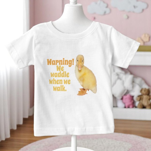 Camiseta Para Bebê Fotografia do perfil de encaixe amarelo-cômodo per (tee shirt front with duckling and template text)
