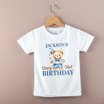 Camiseta Para Bebê Fotografias de aniversário de Beary First boys imp<br><div class="desc">Beary first boys Tableware festa de aniversário t-shirt personalizada de aniversário,  um ursinho de pelúcia,  de cor aquosa,  vestido em calça e uma gravata arco com uma camiseta de proteção para fotos de um balão azul</div>