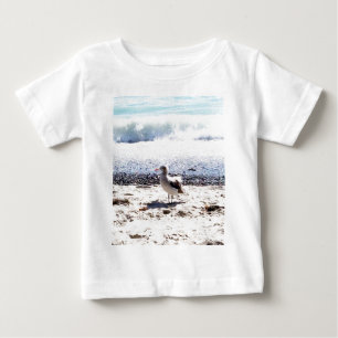 Camiseta Para Bebê gaivota perto do oceano na foto da praia