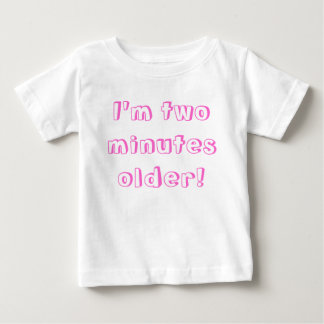 Camiseta Para Bebê Garota gêmea mais velha... sou dois minutos mais v