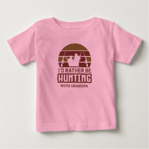 Camiseta Para Bebê Garotas com quem eu preferiria caçar com o vovô