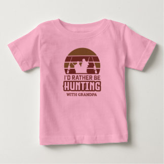 Camiseta Para Bebê Garotas com quem eu preferiria caçar com o vovô