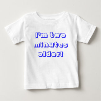 Camiseta Para Bebê Garoto gêmeo mais velho... sou dois minutos mais v