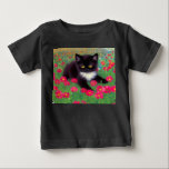 Camiseta Para Bebê Gato Smoking de Gustav Klimt<br><div class="desc">Camiseta com um gato smoking de Gustav Klimt! Este adorável gatinho preto e branco senta-se num campo de flores vermelhas,  azuis,  brancas e laranjas. Um presente incrível para amantes de gatos e entusiastas da arte austríaca!</div>