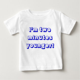 Camiseta Para Bebê gêmeo jovem... sou dois minutos mais novo!