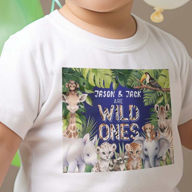 Camiseta Para Bebê Gêmeos Marinho Azul, Selvagem Um Safari, Selva Men (Navy Blue Twins Wild Ones safari Themed Baby boys 1st birthday t-shirt)