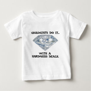 Camiseta Para Bebê Geólogos Fazem Isso... Com Uma Escala de Dureza