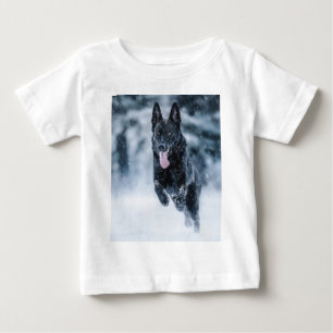 Camiseta Para Bebê German shepherd preto no Cobrir da escova de neve
