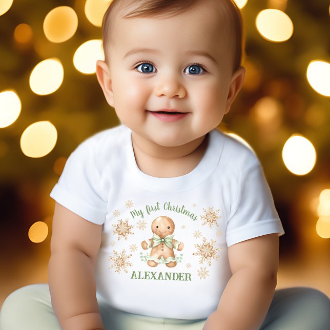 Camiseta Para Bebê Gingerbird Man Green Beige Primeiro Natal (Gingerbread Man Green Beige First Christmas Baby T-Shirt)