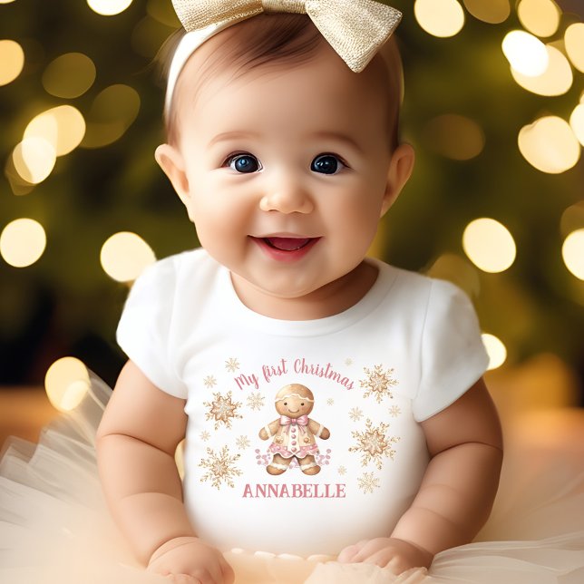 Camiseta Para Bebê Gingercake Man Girl Pink Beige Primeiro Natal (Gingerbread Man Girl Pink Beige First Christmas Baby T-Shirt)