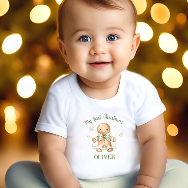Camiseta Para Bebê Gingercake Man Green Beige Primeiro Natal (Gingerbread Man Green Beige Name First Christmas Baby T-Shirt)