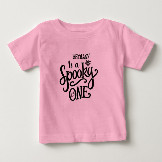 Camiseta Para Bebê Girly Spooky Um Primeiro Aniversário De Halloween (Frente)