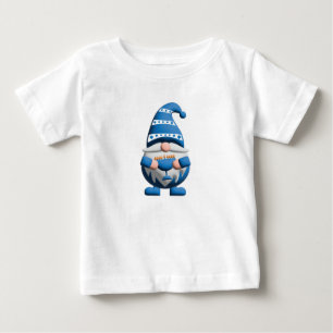 Camiseta Para Bebê Gnomo de Hanukkah Azul Branco segurando Menorá