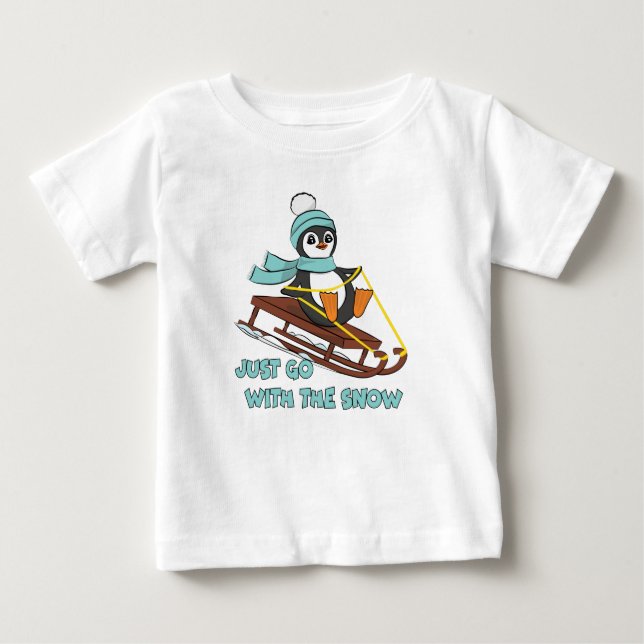 Camiseta Para Bebê Go With The Snow Sledding Cute Penguin Winter (Frente)