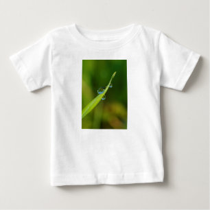 Camiseta Para Bebê Gotas de água em uma lâmina de grama verde