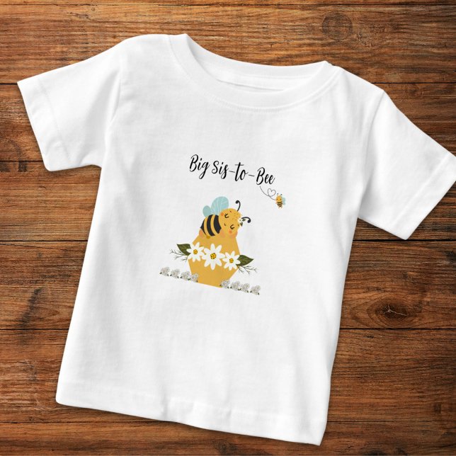 Camiseta Para Bebê Grande Criança Sis-to-Bee Toddler T-Shirt (Customizable Toddler Bee-Themed T-shrit. Big Sis-to-Bee T-shirt for baby announcement or celebration)