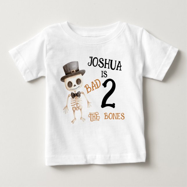 Camiseta Para Bebê Halloween Marrom Mau Até Os Ossos 2º Aniversário (Frente)