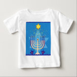 Camiseta Para Bebê hanukkah menorah<br><div class="desc">"hanukkah menorah ", "feliz hanukkah",  menorah, "estrela de david", "chanukah jedesejo",  Hanukkah, "feriados judeus"chanukah,  hanukah,  chanukkah,  canukah,  chanukah,  hanuka,  hebrew,  jew, , ,  judaísmo,  menora,  ica, </div>
