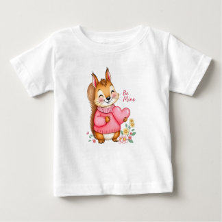 Camiseta Para Bebê Happy Squirrel With Pink Sweater Hold A Heart