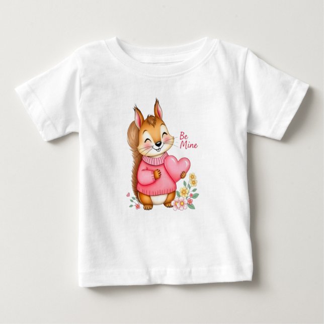 Camiseta Para Bebê Happy Squirrel With Pink Sweater Hold A Heart (Frente)