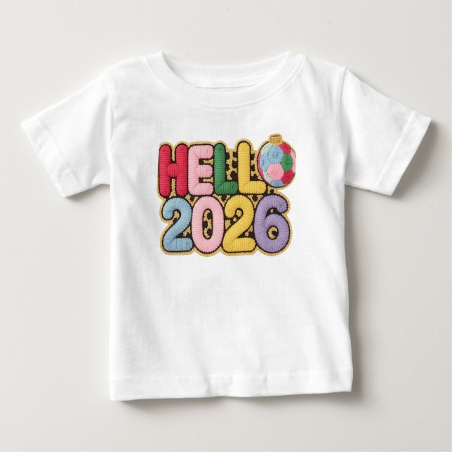 Camiseta Para Bebê Hello 2026 Cozy Embroidery Style New Year Tee (Frente)