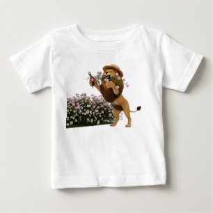 Camiseta Para Bebê Ilustração 3D do Jardineiro Leão Aparando Arbusto 