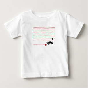 Camiseta Para Bebê Ilustração de Gato Preto Brincando com uma Bola de
