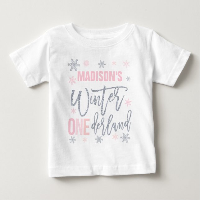 Camiseta Para Bebê Inverno ONEderland - primeiro aniversario rosa (Frente)