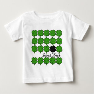 Camiseta Para Bebê Irlandês preto com lotes dos trevos
