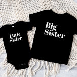 Camiseta Para Bebê Irmã Grande | Família Irmão Correspondente<br><div class="desc">Roupa personalizado impresso personalizado com gráfico "Big Sister" em fontes modernas modernas de tendências. Perfeito para uma foto de anúncio de gravidez ou um presente para irmãos mais velhos quando um novo bebê chega! Use as ferramentas de design para editar as cores ou adicionar seu próprio texto e fotos para...</div>