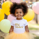 Camiseta Para Bebê Irmã Grande | Família Irmão Dourada Correspondente<br><div class="desc">Roupa personalizado impresso personalizado com gráfico "Big Sister" em fontes modernas modernas de tendências. Perfeito para uma foto de anúncio de gravidez ou um presente para irmãos mais velhos quando um novo bebê chega! Use as ferramentas de design para editar as cores ou adicionar seu próprio texto e fotos para...</div>