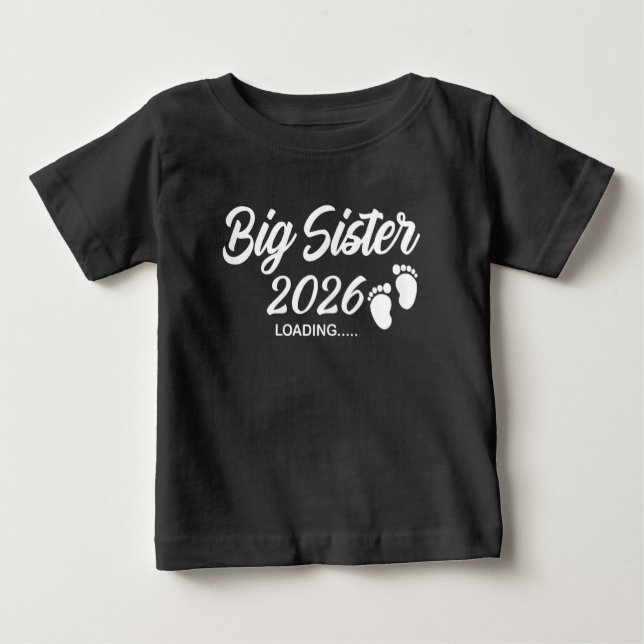 Camiseta Para Bebê Irmã Mais Velha Carregando Anúncio de Bebê 2026 Ir (Frente)