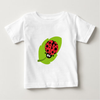 Camiseta Para Bebê Joaninha adorável em uma folha