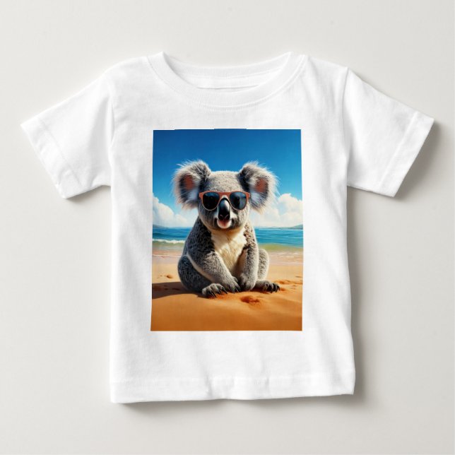 Camiseta Para Bebê Koala em uma praia arenosa (Frente)