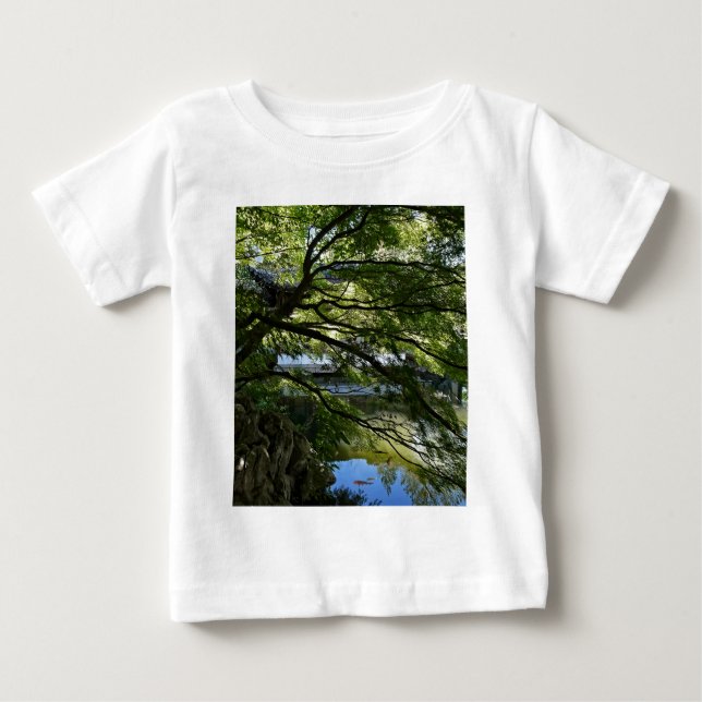 Camiseta Para Bebê Koi Pond no Jardim Chinês (Frente)