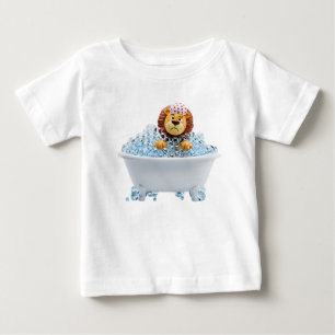 Camiseta Para Bebê Leão de Desenho Animado Mal-Humorado Tomando Banho