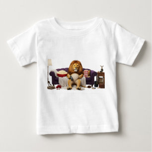 Camiseta Para Bebê Leão Humorístico Relaxando no Sofá Assistindo TV c
