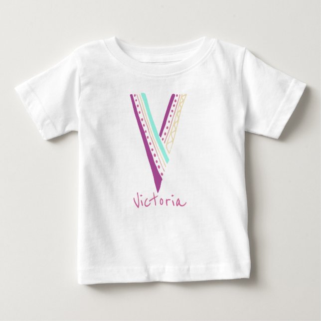 Camiseta Para Bebê Letra V manuscrita com nome personalizável (Frente)
