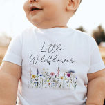 Camiseta Para Bebê Little Wildflower<br><div class="desc">Camiseta linda de bebês com a frase "Little Wildflower" escrita em um roteiro preto manuscrito com um conjunto caprichoso de flores silvestres em lindas tons de rosa,  amarelo,  roxo,  azul e verde. Esta camiseta de bebê de flor silvestre de aquarela é perfeita para vestir para primavera e verão!</div>