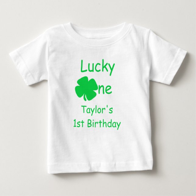 Camiseta Para Bebê Lucky Um primeiro aniversario (Frente)