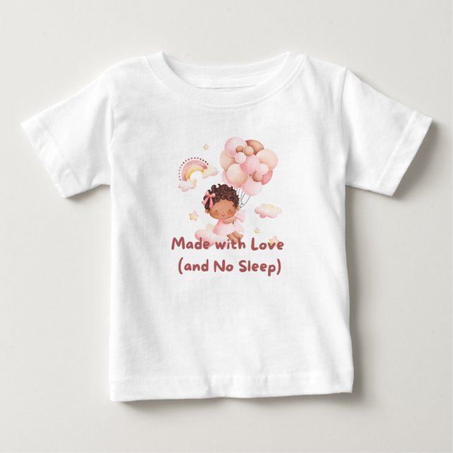 Camiseta Para Bebê 👶 "Made with Love (and No Sleep)" 💕 (Frente)