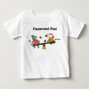 Camiseta Para Bebê Maisy e balanço Dotty no campo de jogos
