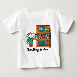 Camiseta Para Bebê Maisy e uma prateleira de livros