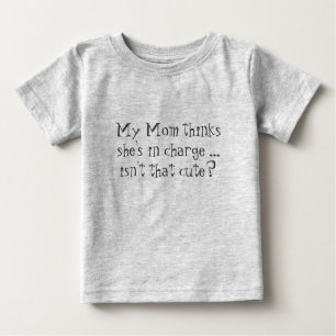 Camiseta Para Bebê Mamãe acha que está no comando.  Isso não é fofo? 