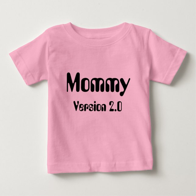 Camiseta Para Bebê Mamãe Versão 2.0 Criança T-Shirt (Frente)
