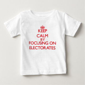 Camiseta Para Bebê Mantenha a calma focalizando em ELEITORADOS